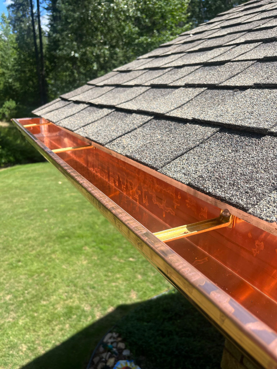 Roof with new gutter drainage system